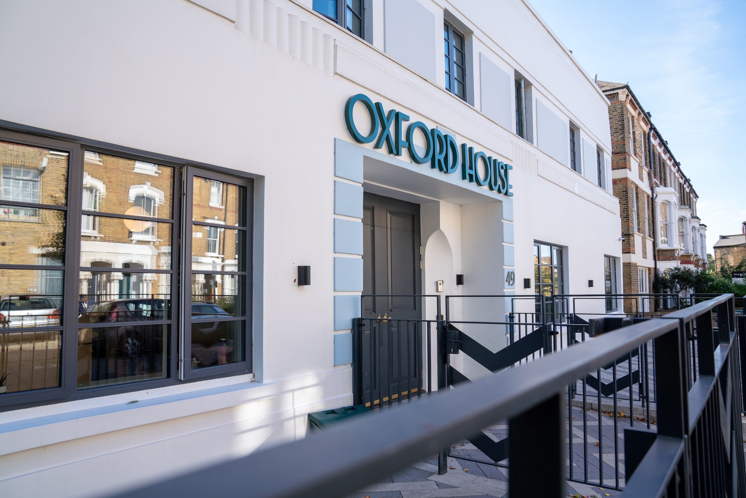 Stunning newly constructed art deco style courtyard office - Lorenz Consultancy